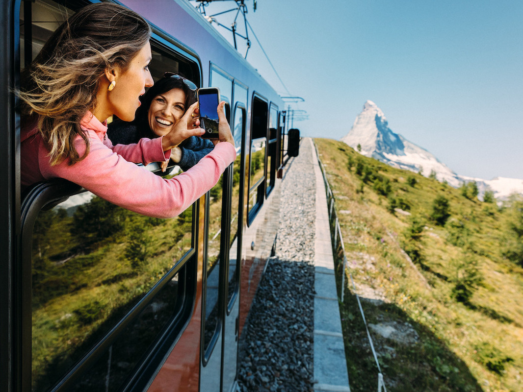 FP Events | Switzerland Tourism/Gilio Maegli, Panorama avec des roses alpines sur le Isenfluh pres de Lauterbrunnen, Oberland bernois