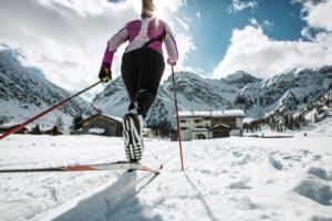 FP Events | Switzerland Tourism/Christoph Zwann, Frau am Langlaufen auf der Loipe im Sertigtal bei Davos