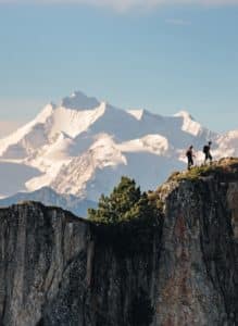 FP Events | Schweiz Tourismus/Christian Perret, Suisse. tout naturellement. Alpes suisse Jungfrau-Aletsch, Patrimoine mondial UNESCO. Sentier dans la foret d'Aletsch, canton du Valais. Au fond le Mischabel.