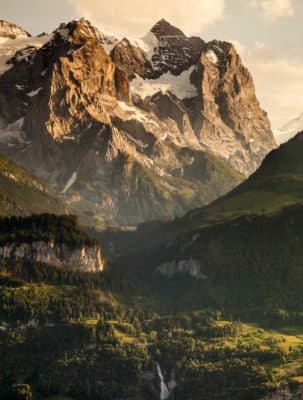 FP Events | Switzerland Tourism/Jan Geerk, Wetterhorn avec le Wellhorn et le Reichenbachfall dans l'Oberland bernois. Photographié du Hasliberg.