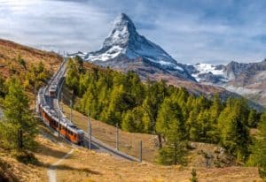 FP Events | © Gornergrat Bahn, 2017, un train traversant une région montagneuse