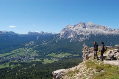 FP Events | © Paola Dandrea, marcheurs au sommet avec vue sur Cortina