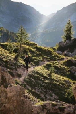 FP Events | © www.digitalaida, randonnée Dolomites femme marchant seule dans les montagnes