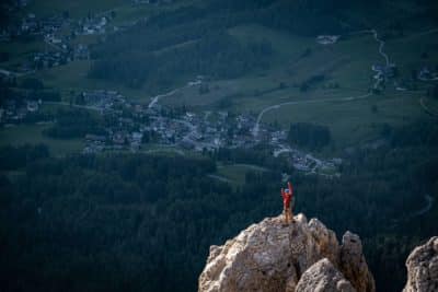 FP Events | ©Franz Perini, homme au sommet d'une montagne dans les Dolomites