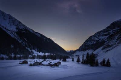 FP Events | © Olivier Allamand, village dans les montagnes au crépuscule