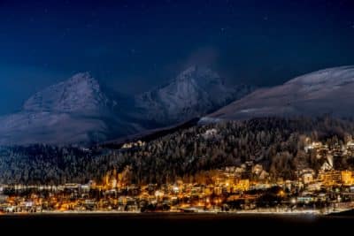 FP Events | Switzerland Tourism / Jan Geerk, Nuit d’hiver à St. Moritz avec Piz Albana et Piz Julier en arrière-plan.